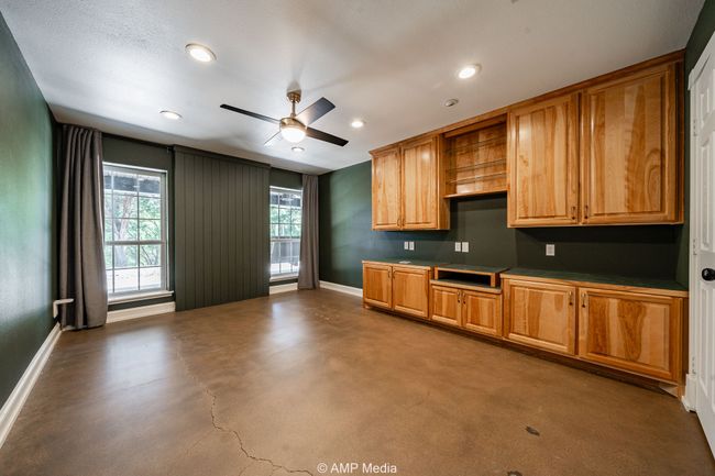 This room has outside access available. | Image 32