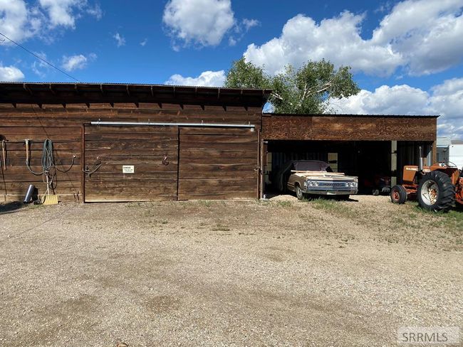 Shop w/ concrete floor & attached carport | Image 31
