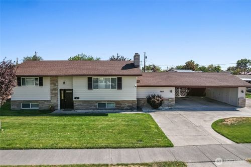 917 S Dahlia Dr, Moses Lake, WA, 98837-2215 | Card Image