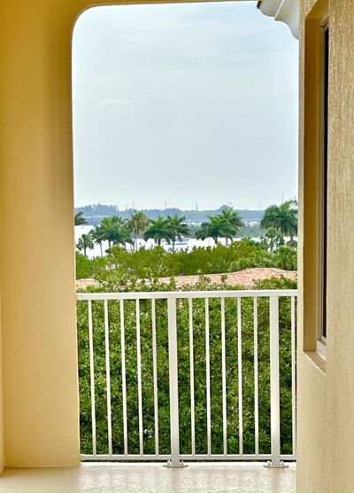 PH02 - 13 Harbour Isle Drive W, Condo with 2 bedrooms, 2 bathrooms and null parking in Fort Pierce FL | Image 3