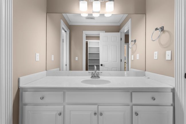 Bedroom 4 vanity | Image 51