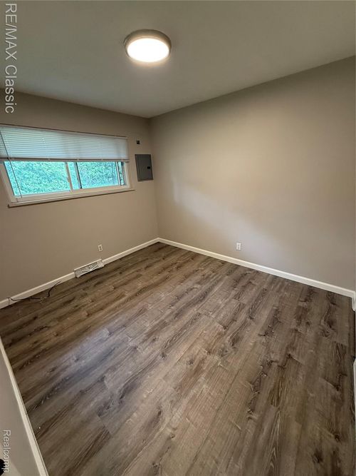 206 N John St, Highland, MI, 48357-4530 | Card Image