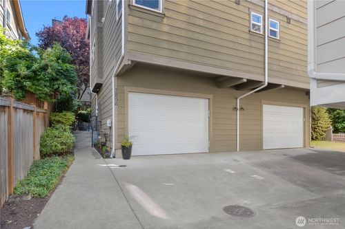 b-3806 Interlake Ave N, Seattle, WA, 98103-8130 | Card Image
