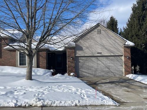 10385 Tophill Dr, Hartland, MI, 48353-2541 | Card Image