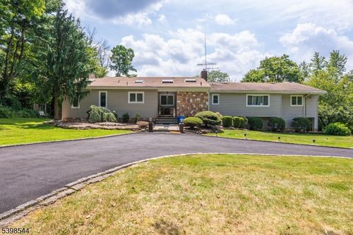 220 Horseshoe Rd, Berkeley Heights, NJ, 07922-2506 | Card Image