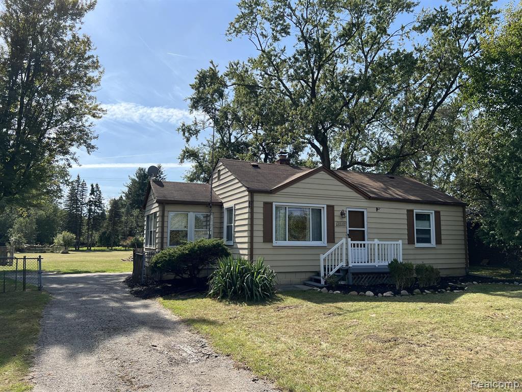 9 Mile Rd, Southfield, MI 48033