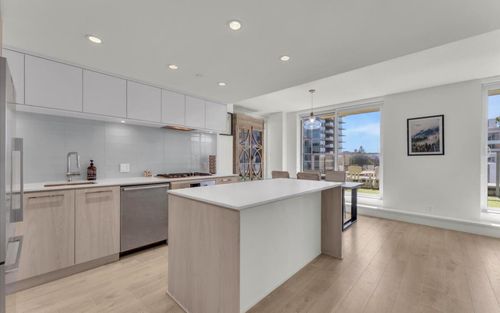 405-680 Seylynn Crescent, North Vancouver, BC, V7J0B5 | Card Image