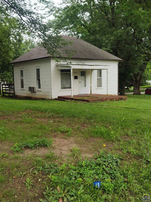 627 W 3rd St, Holton, KS, 66436-1437 | Card Image