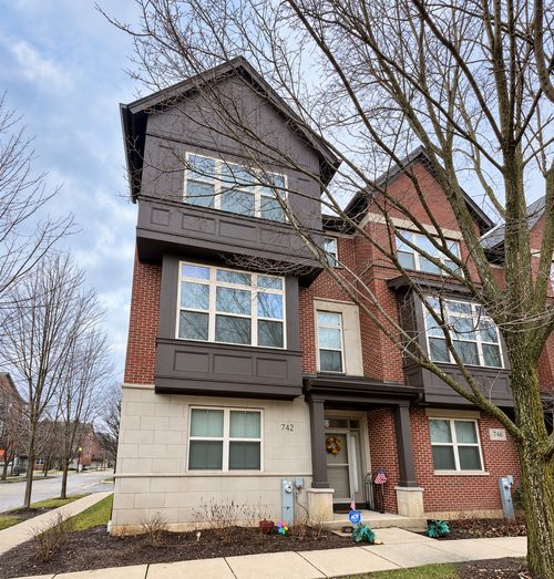742 Summit Ln, Vernon Hills, IL, 60061-2352 | Card Image