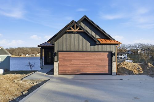 8111 Oak Ridge Dr, Dexter, IA, 50070-7505 | Card Image