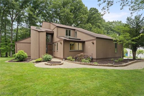 9193 Meadow Ln, Brecksville, OH, 44141-1640 | Card Image