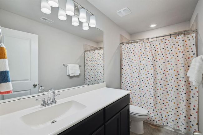 Another full bathroom up for bedrooms #4 and #5 | Image 31