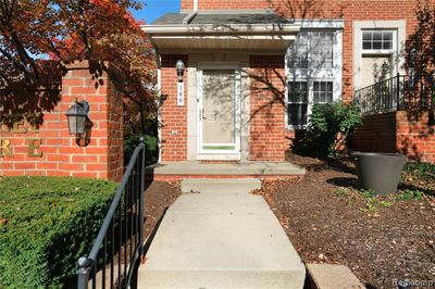 146 Allenhurst Avenue, Condo with 2 bedrooms, 1 bathrooms and null parking in Royal Oak MI | Image 2