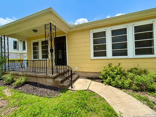 819 San Antonio Ave, San Antonio, TX, 78201-4933 | Card Image