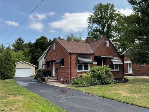 8359 Nowlen St, Mentor, OH, 44060-5703 | Card Image