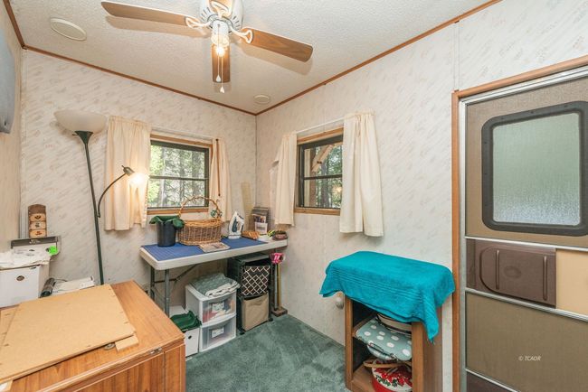 bedroom inside manufactured home | Image 29