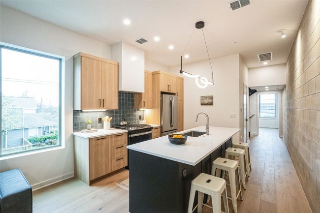 1101 - 700 Denson Dr, Condo with 3 bedrooms, 3 bathrooms and 1 parking in Austin TX | Image 9