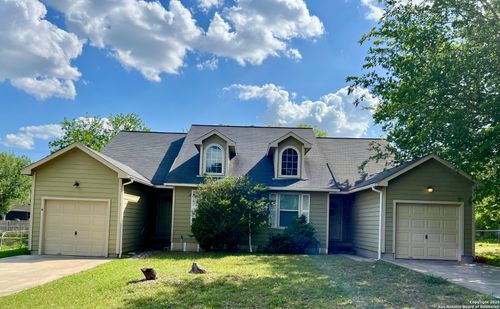 105 Sunnyside Dr, Kenedy, TX, 78119-2052 | Card Image