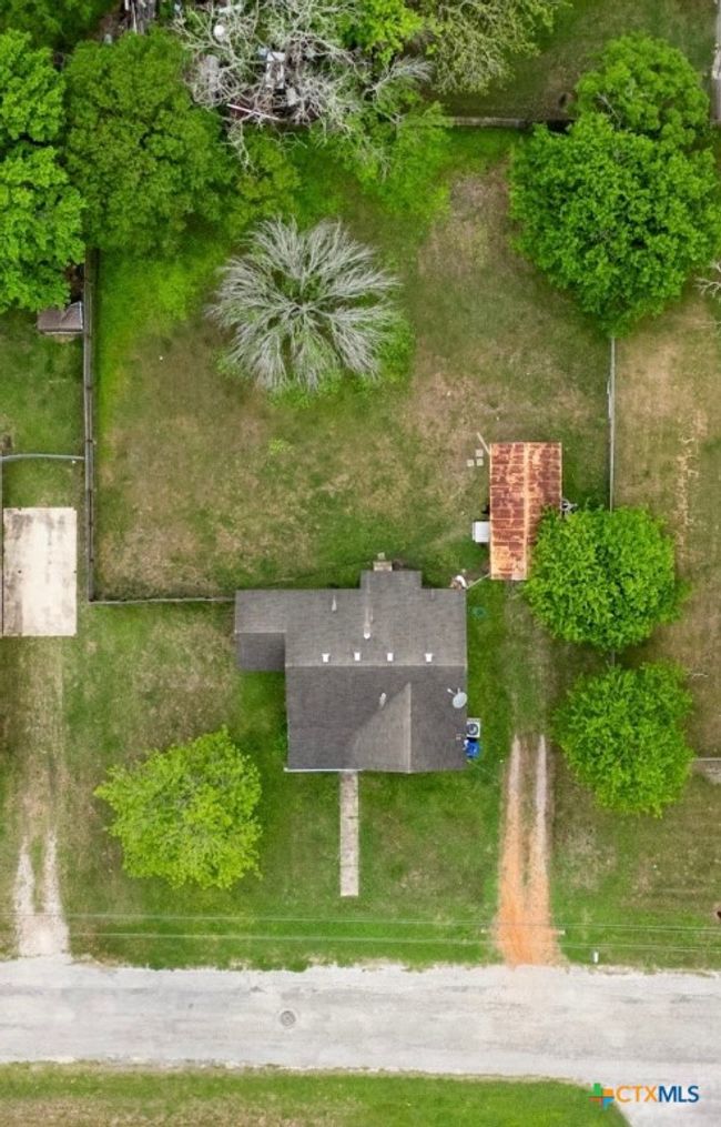 704 Maple St, House other with 2 bedrooms, 1 bathrooms and null parking in Yoakum TX | Image 18