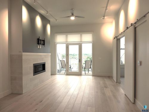 406-421 N Phillips Ave Avenue, Sioux Falls, SD, 57104-5990 | Card Image