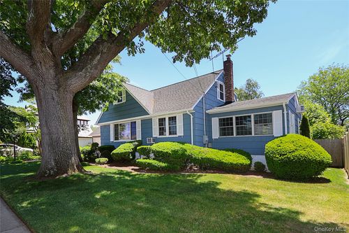 15 Hemlock St, Merrick, NY, 11566-4112 | Card Image