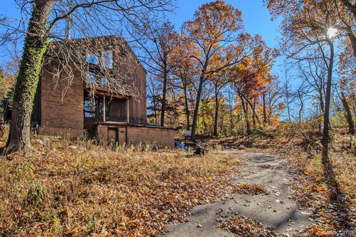 1095 W Snell Rd, Oakland Twp, MI, 48306-1740 | Card Image