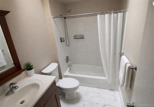 5 N Aspen Rd, Middletown, NY, 10940-6807 | Card Image