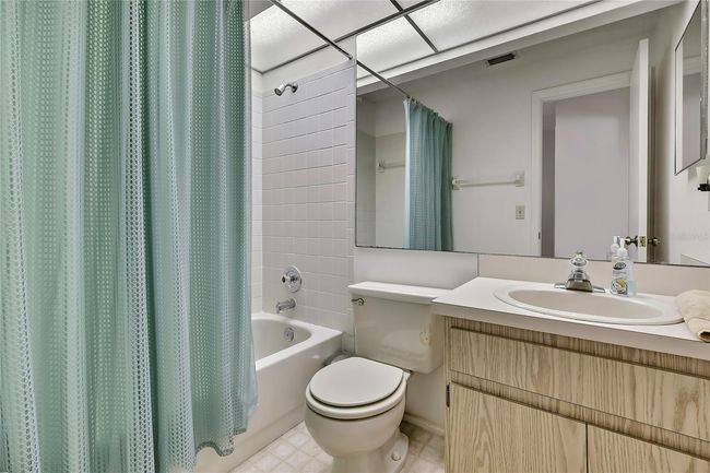 Guest bathroom | Image 16