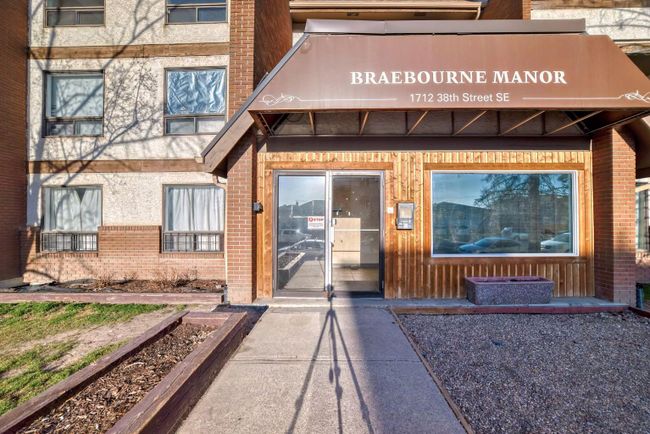 305 - 1712 38 Street Se, Home with 2 bedrooms, 1 bathrooms and 1 parking in Calgary AB | Image 2