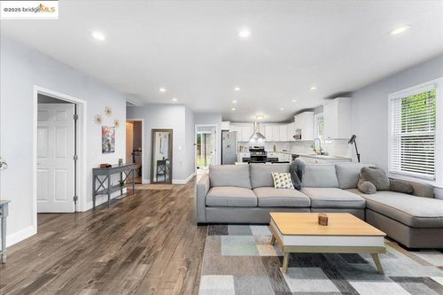 2016 104th Ave, Oakland, CA, 94603-3114 | Card Image