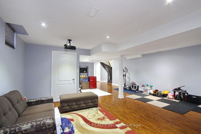 14 Ladbrook Cres, House other with 7 bedrooms, 5 bathrooms and 4 parking in Brampton ON | Image 35