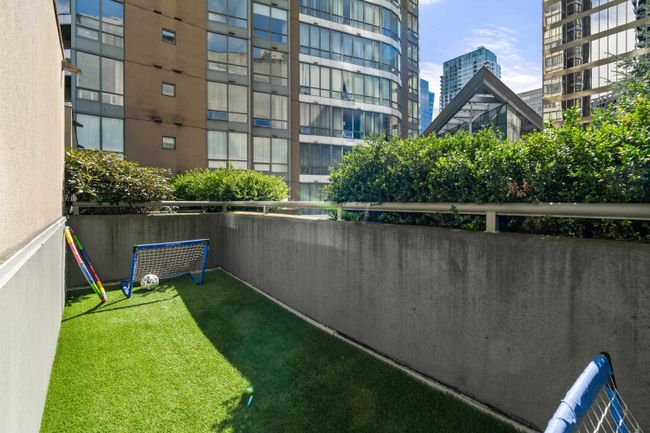 207 - 1166 Melville Street, Townhouse with 3 bedrooms, 2 bathrooms and 1 parking in Vancouver BC | Image 25