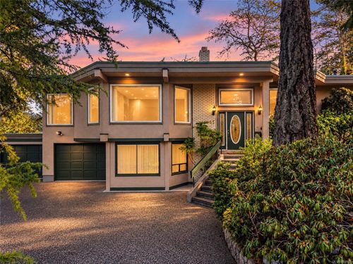 1055 Thistlewood Dr, Victoria, BC, V8X4Z7 | Card Image