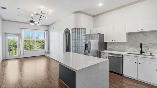 202-1441 East St, Houston, TX, 77007-3740 | Card Image
