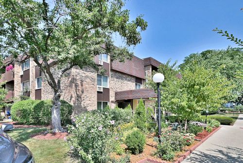 apt-310-910 E Old Willow Rd, Prospect Heights, IL, 60070-2139 | Card Image