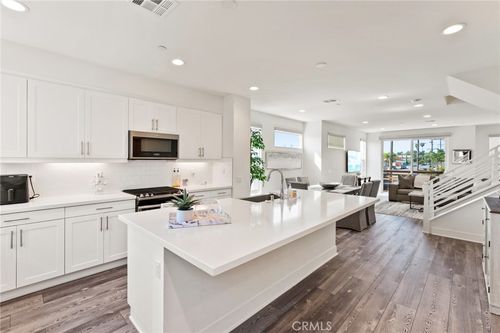 697 W 17th St, Costa Mesa, CA, 92627-5217 | Card Image