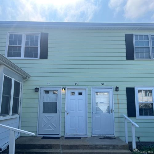 43-1000 9th St, Greenport, NY, 11944-1742 | Card Image