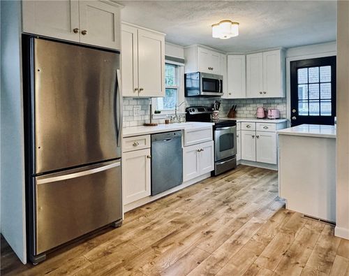 140 Renfrew Ave, Middletown, RI, 02842-5837 | Card Image