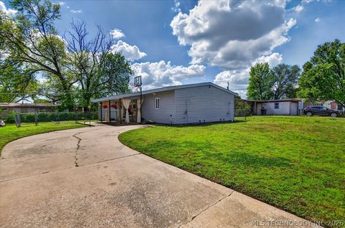 420 Lahoma Dr, Bartlesville, OK, 74003-1507 | Card Image
