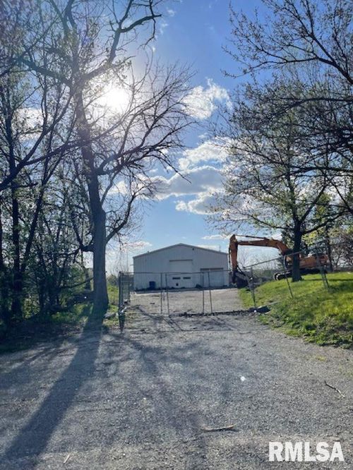 4600 Eastern Ave, Davenport, IA, 52807-1129 | Card Image