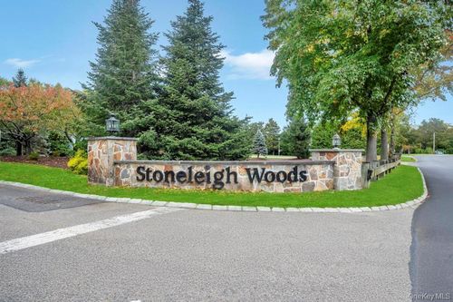 4 Haverton Ct, Riverhead, NY, 11901-3206 | Card Image