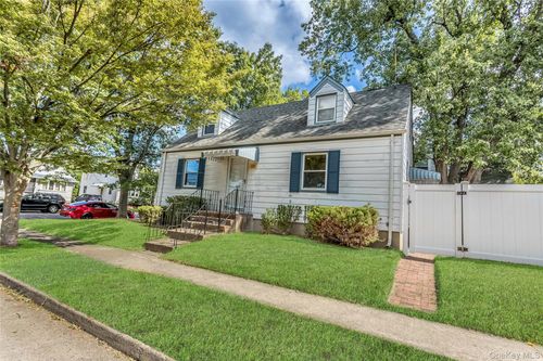 136 1st St, New Hyde Park, NY, 11040-2818 | Card Image