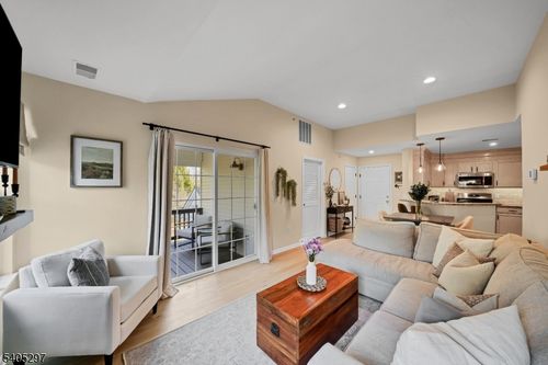 654 Honeybrook Cir, Stewartsville, NJ, 08886-2912 | Card Image