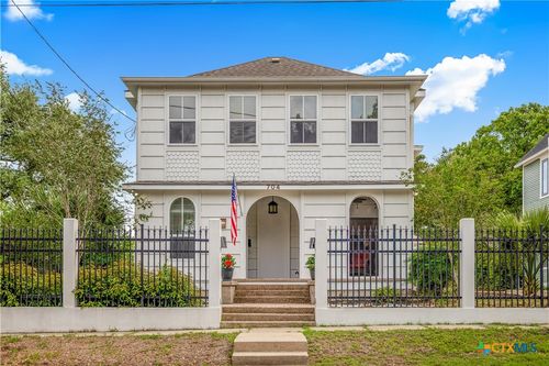 704 W Commercial St, Victoria, TX, 77901-6304 | Card Image