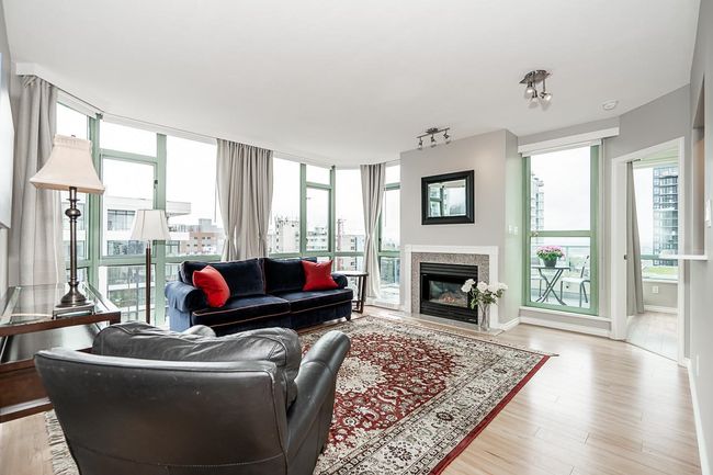 1102 - 140 E 14 Th Street, Condo with 1 bedrooms, 1 bathrooms and 1 parking in North Vancouver BC | Image 2