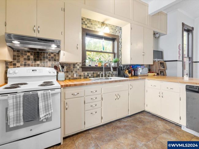 1006 Pine St, House other with 4 bedrooms, 2 bathrooms and null parking in Silverton OR | Image 14