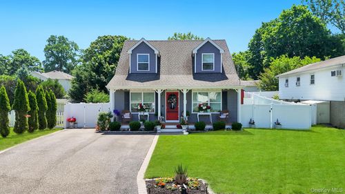 17 Walnut Road, Smithtown, NY, 11754 | Card Image