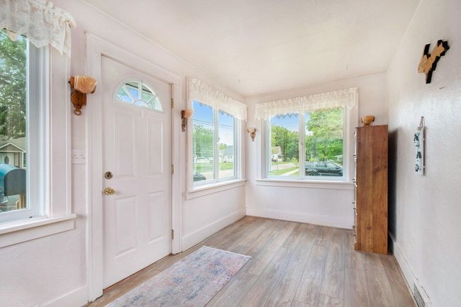 202 Maple St, House other with 3 bedrooms, 1 bathrooms and null parking in Three Oaks MI | Image 4