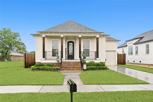 8541 Victory Dr, Chalmette, LA, 70043-1125 | Card Image