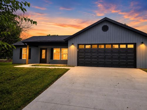 215 W Cofield St, Aurora, MO, 65605-1209 | Card Image